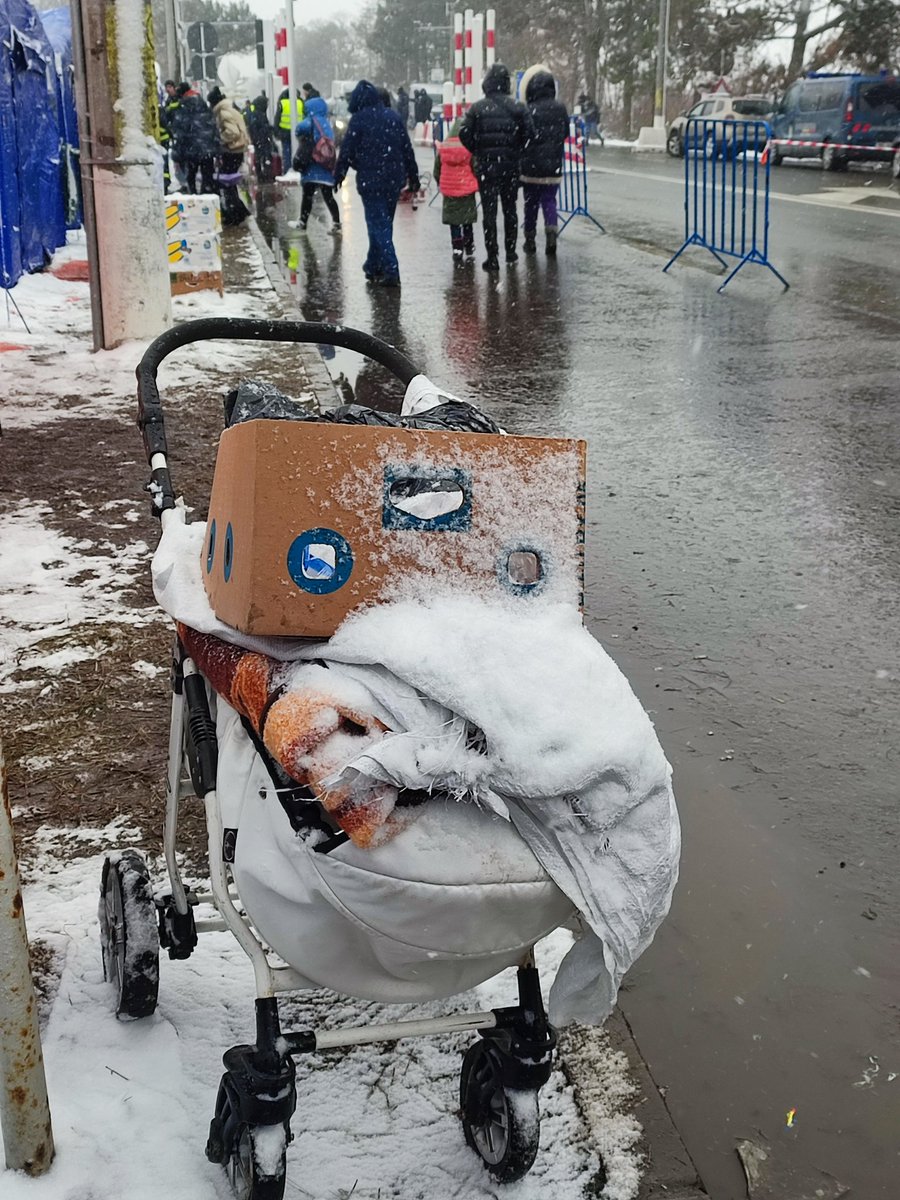 LTangherlini's tweet photo. Tende contro il freddo. Neve sui passeggini e sui bagagli. Coperte sulle spalle. Romania, Siret. 
 Confine ucraino @RaiNews https://t.co/mwDsaD4E9s