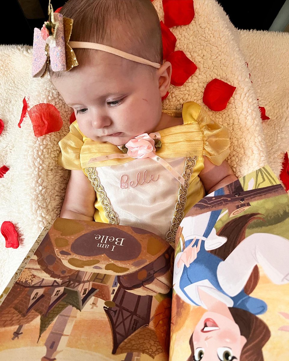 emjx0's tweet photo. Ivy aged 3 months all dressed up ready for her first world book day #ThisMorning @thismorning #WorldBookDay https://t.co/wsIb602cJu