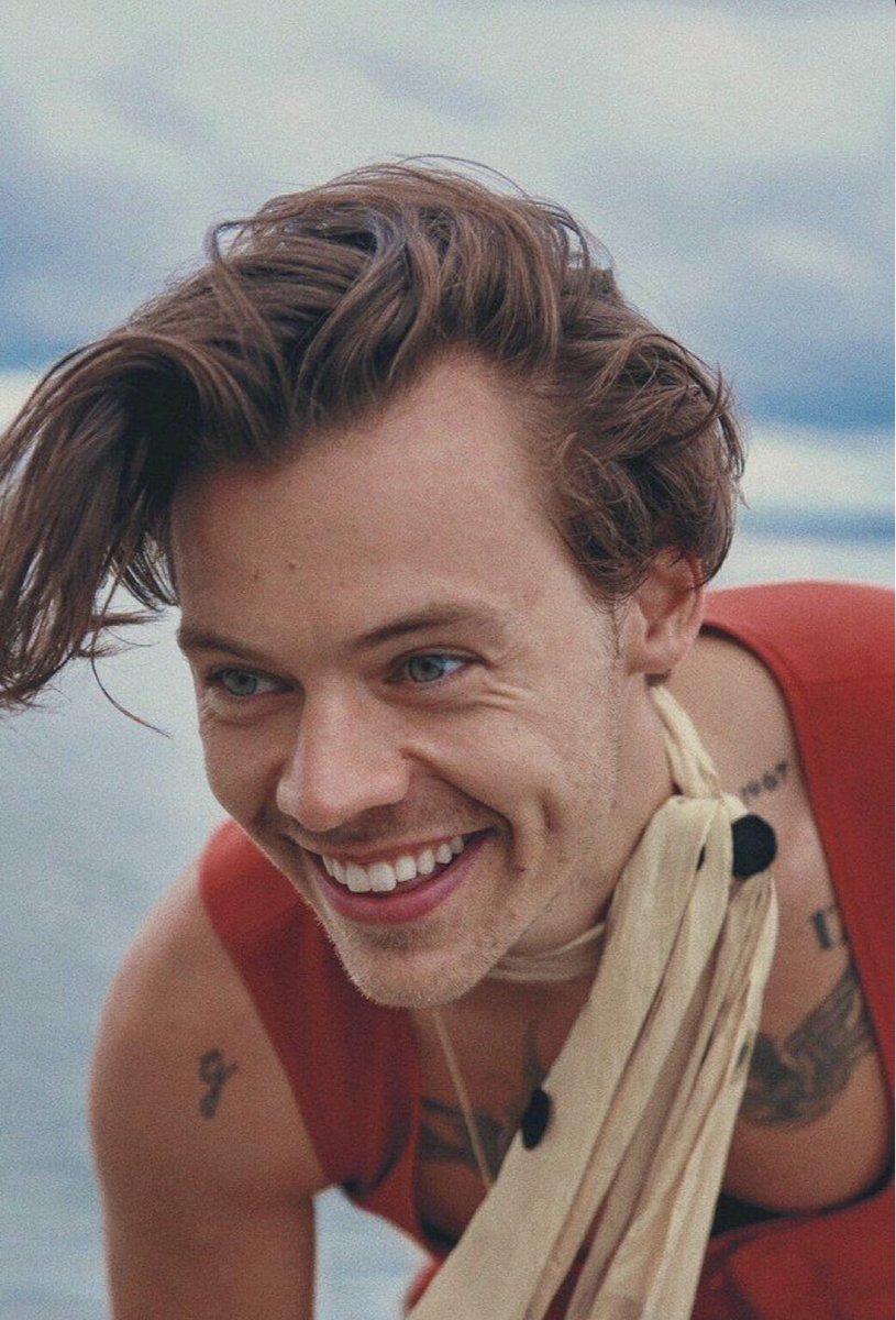 larryisreal2869's tweet photo. This man is a literal angel- we’re so lucky to live at the same time as him 💚#HarryStyles #onlyangel https://t.co/cgDqND926d