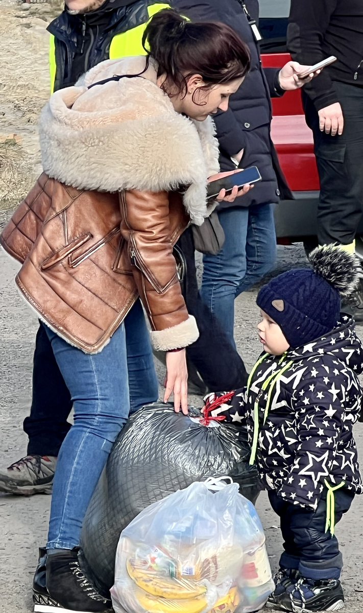 DrPaulChitwood's tweet photo. #Ukraine refugees glued to phones for news of fathers, brothers &amp; sons staying behind to fight. @IMB_SBC is meeting them online offering help &amp; GOSPEL HOPE. @bnbfotos leading this effort. Want to join us? Go to https://t.co/v5DnvkkRyb https://t.co/jNBcNXdFjy