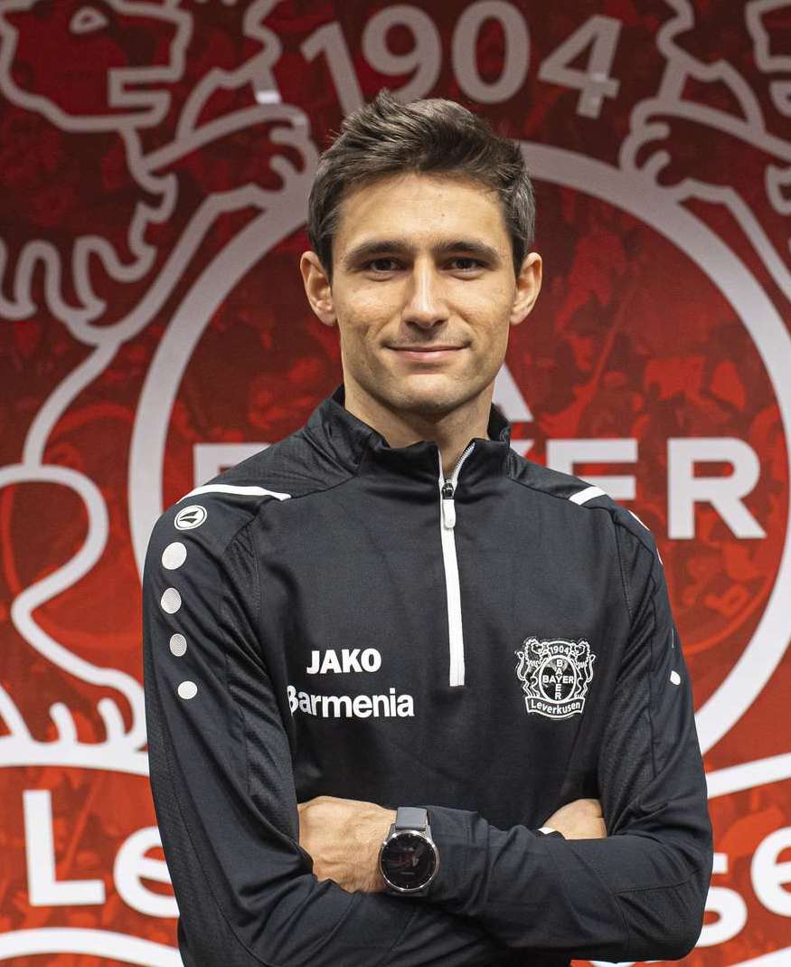 bayer04_en's tweet photo. From La Masia to the Kurtekotten: Sergi Runge has joined the youth coaching department of Bayer 04 from FC Barcelona. He will be part of Thomas Zdebel's U17s staff. Welcome Sergi! https://t.co/AeQUjkJsVr