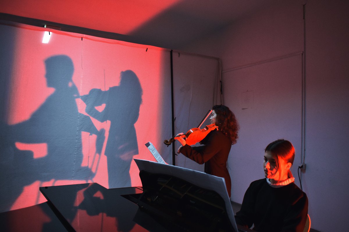 qendraartpolis's tweet photo. 🎻Violinistja Entela Qarkagjija e shoqëruar nga pianistja Era Haliti prezantuan përformancën muzikore “Sonatë e Kristaltë” në Fakultetin e Muzikës
@KCSFoundation
#artpolis #art #community #feminist #found #kcsf https://t.co/Pvjk3HxrmN