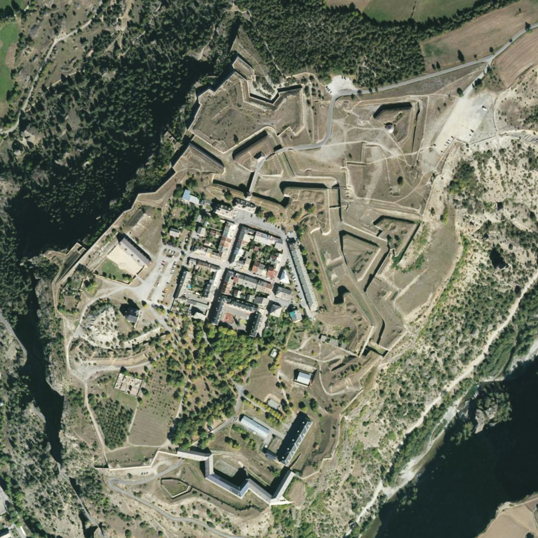 #JeudiPhoto 📸 Citadelle de Mont-Dauphin, Hautes-Alpes (05). Prise de vue aérienne #IGN 2018 👉 bit.ly/geoportail-mon…. Construite en marbre rose de Guillestre par Vauban au 17e siècle, la citadelle de Mont-Dauphin est classée au patrimoine mondial de l'<a href="/UNESCO_fr/">UNESCO en français</a>.