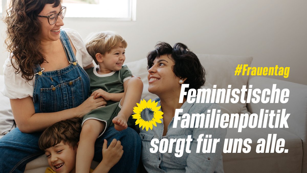 Zwei Frauen schauen sich liebevoll an, zwischen ihnen zwei Kinder, die lachen und sich raufen. Darauf der Text: #Frauentag Feministische Familienpolitik sorgt für uns alle.