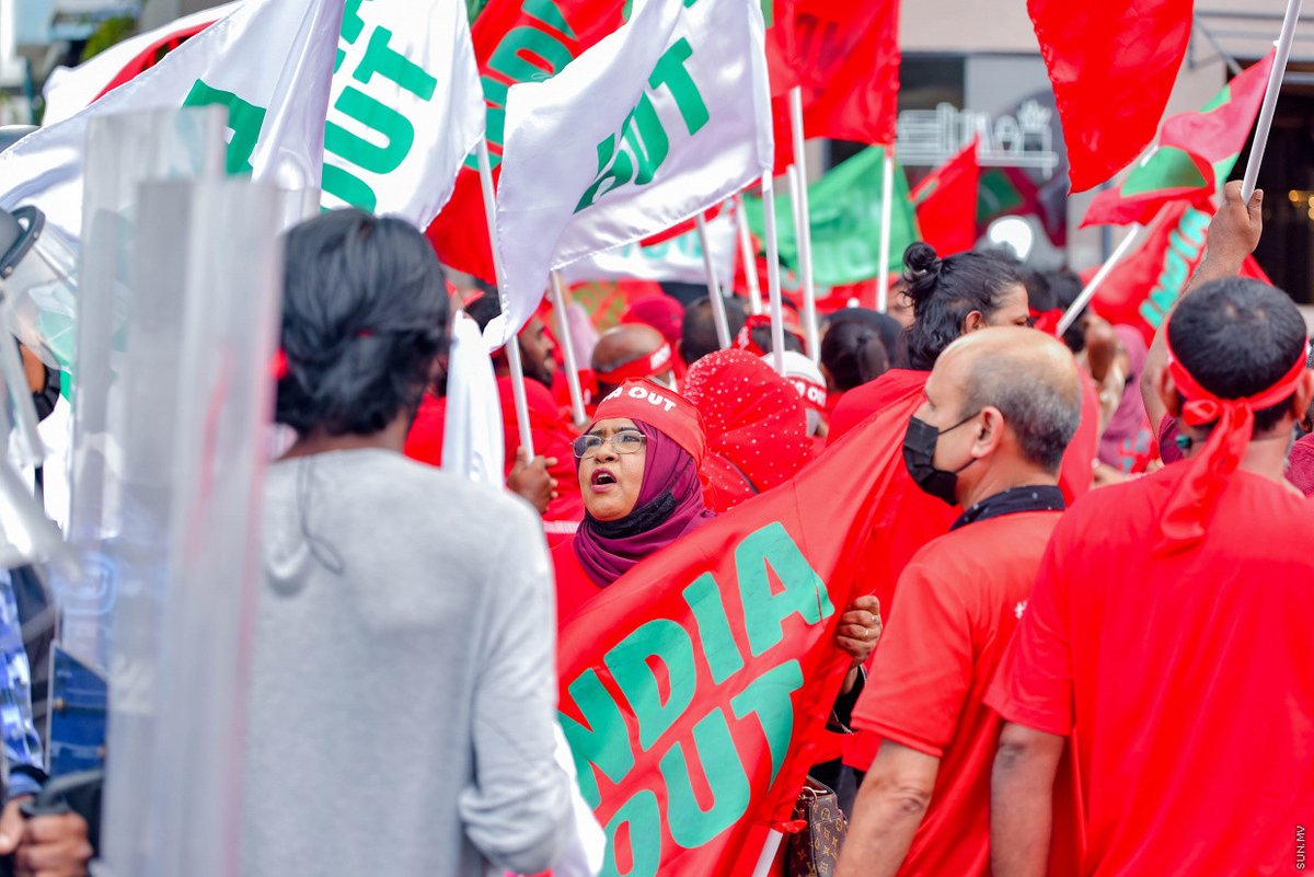thedhubasmv's tweet photo. އިންޑިއާ ސިފައިންގެ އަދަދު ހާމަނުކުރި މައްސަލައިގެ ޝަރީއަތް ލައިވް ކުރަނީ

މައްސަލަ ހުށަހެޅި ދިޔަރެސްގެ އަޒާނުގެ ފަރާތުން ލައިވްކޮށް ކުރިއަށް ގެންދިއުމަށް އެދުމުން  ހައި ކޯޓުން އެގޮތަށް ނިންމާފައިވާތީ ދެން އޮންނަ އަޑުއެހުމެއް ލައިވް ކުރާނެ. https://t.co/TgIXs7Vziu