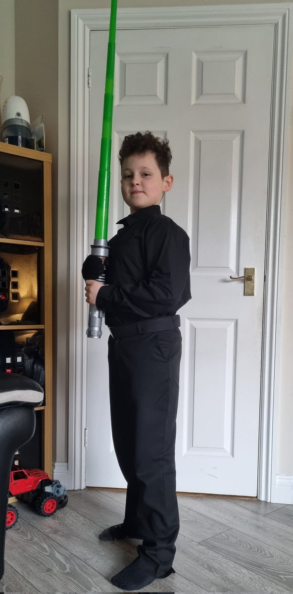 beaker0581's tweet photo. In honour of @HamillHimself on #WorldBookDay 
#lukeskywalker 
#returnofthejedi
#worldbookday2022 https://t.co/Q3pXbD98xb