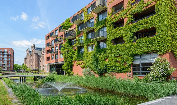 De provincie heeft met andere overheden en maatschappelijke partners afgesproken om klimaatbestendigheid – aanpassing aan hitte, droogte, regenwateroverlast en overstromingen – mee te nemen in plannen voor nieuwbouwwoningen in de MRA en Noord-Holland. bit.ly/3pyvO1B