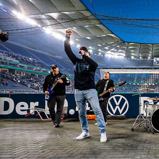 HSV's tweet photo. Auch am Morgen danach steht fest: ein unfassbarer Pokalabend mit euch 🥰

Deshalb gibt's als Danke bis heute Abend fünf Euro mit dem Code "HALBFINALE" in unserem Onlineshop 👉 https://t.co/7nlRTuFfzt

📸 (3) @FotoMatze
___
*Bis 23.59 Uhr, Mindestbestellwert 25 Euro

#nurderHSV https://t.co/JxB8FLGXGM