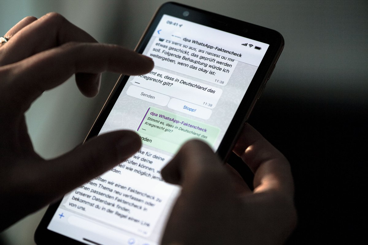 dpa_unternehmen's tweet photo. ⁉️ Stimmt diese Behauptung? Ist dieses Foto manipuliert? ⁉️
☝️ Falschinformationen verbreiten sich oft über @WhatsApp. Deshalb ist das Faktencheck-Team von @dpa jetzt auch dort erreichbar. 
📲 Einfach per WhatsApp schreiben an 0160 3476409 
➡️ Mehr: https://t.co/8fwyMoZNP3 https://t.co/G5Me88cI85