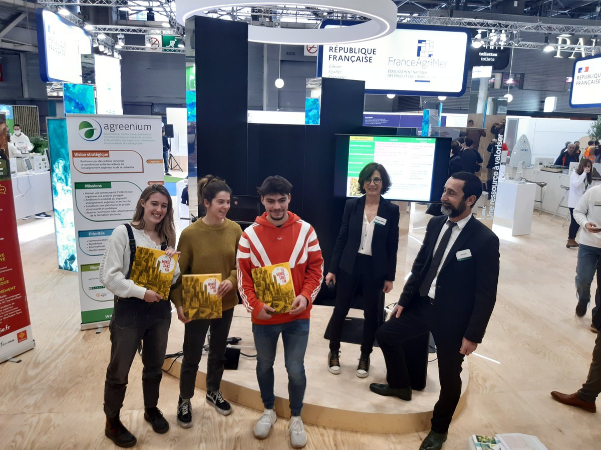 SimGiuliano's tweet photo. Carton plein @EcoledePURPAN au concours @dicoAE avec 4 termes qui vont intégrer le dico. Une belle remise des prix sur le stand @INRAE au @Salondelagri. 1er prix pour le terme "Plantes de service" du DA Transition Agroécologique ! Bravo à tous les participants. https://t.co/lZXTZdhLKG
