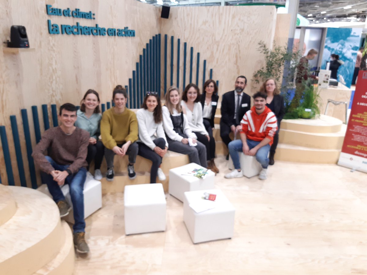 SimGiuliano's tweet photo. Carton plein @EcoledePURPAN au concours @dicoAE avec 4 termes qui vont intégrer le dico. Une belle remise des prix sur le stand @INRAE au @Salondelagri. 1er prix pour le terme "Plantes de service" du DA Transition Agroécologique ! Bravo à tous les participants. https://t.co/lZXTZdhLKG