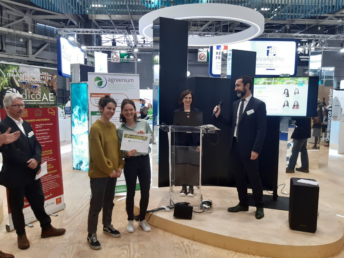 SimGiuliano's tweet photo. Carton plein @EcoledePURPAN au concours @dicoAE avec 4 termes qui vont intégrer le dico. Une belle remise des prix sur le stand @INRAE au @Salondelagri. 1er prix pour le terme "Plantes de service" du DA Transition Agroécologique ! Bravo à tous les participants. https://t.co/lZXTZdhLKG