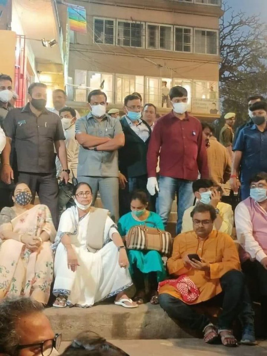 Charu_on_X_x's tweet photo. ये मुँह सूजा के क्यूं बैठी हैं..?
किसी ने "जय श्री राम" बोल दिया क्या...!!😆 https://t.co/kdpGkceZMi