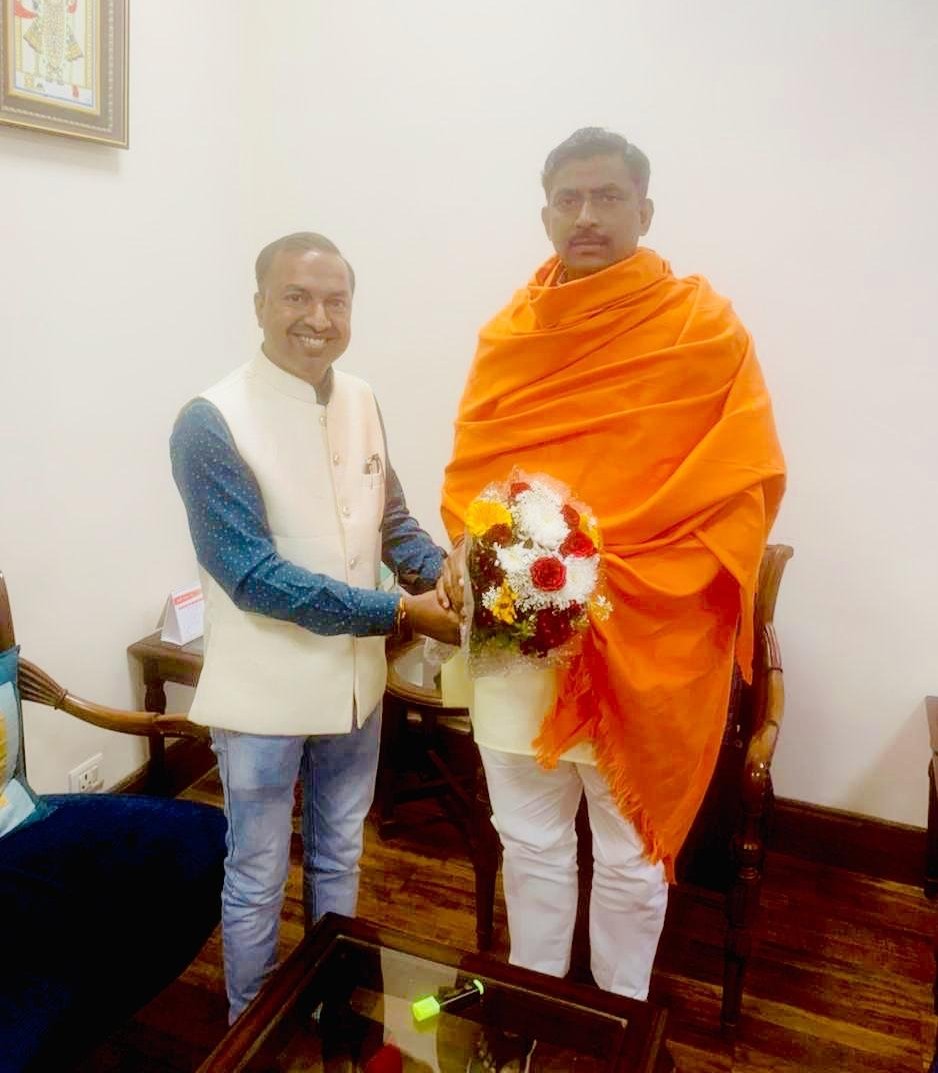 dilipguptamp's tweet photo. आज नई दिल्ली में @BJP4MP के प्रभारी, वरिष्ठ भाजपा नेता आदरणीय @PMuralidharRao जी से @israindiaorg, @RGSSBHARAT1 और @sankalpitorg की समाजसेवा गतिविधियों सहित कई महत्वपूर्ण विषयों पर मार्गदर्शन प्राप्त किया एवं मंदसौर बाबा पशुपतिनाथजी के दर्शन हेतु आमंत्रित किया । #Mandsaur https://t.co/ItRF2Gs4jg