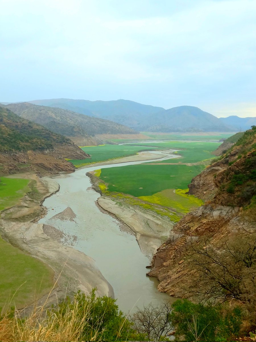 syedrizwanmehb1's tweet photo. The last meander of River Siran - before its unison with Indus in Tarbela lake. Siran stars frm glaciers of 14000 ft Musa ka Musalla - passes thru Jabori, Dadar, Shinkiari & picturesque Pakhal Plain. Indeed its jewel of Mansehra https://t.co/UmJdfM7Min