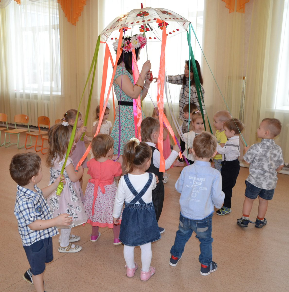 "Зиму провожаем, весну встречаем!"
Малыши 1младшей группы "Ромашки" ГБОУ СОШ с.Черноречье СП "Детский сад "Ручеёк".
Нарядные и весёлые, встретились с красавицей "Весной".