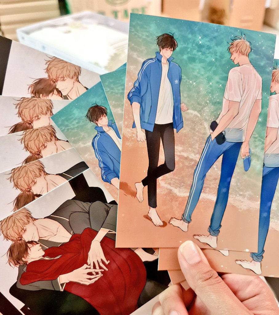 สำหรับข่าวดีที่ว่าจะมาเซอไพร์สทุกคนนั้นก็คือ.. พี่ฮูกได้รับโปสการ์ดเพิ่มมา 2 ลายนะฮะ   ทุกออเดอร์ที่สั่ง 🍏 ได้ทุกคนคับผม มาในนาทีสุดท้ายจริงๆ  🥰 #GreeningPlaceTH #ความรักลับๆของนายแอปเปิ้ลเขียว