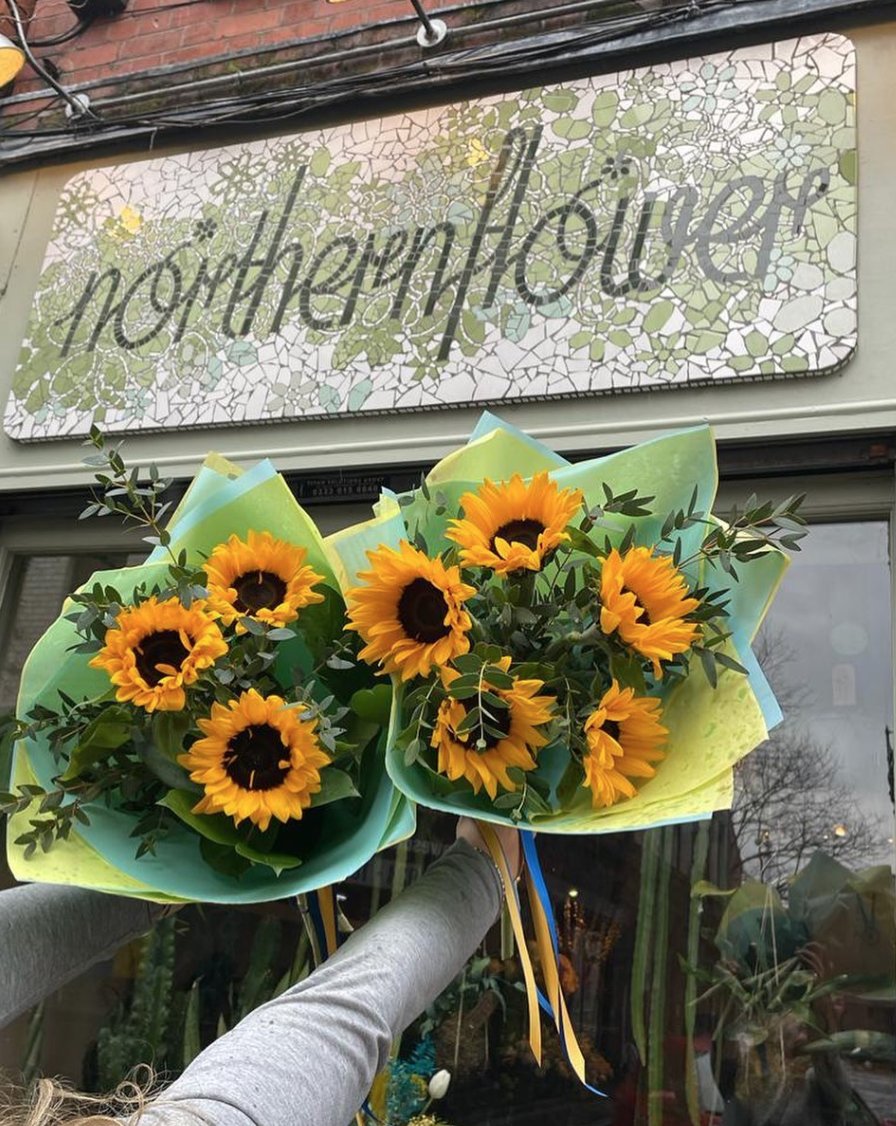 The lovely guys at @northernflowermcr are holding a fundraiser for Ukraine, by selling sunflowers (Ukraine's national flower) and donating all profits to the #helpukraine appeal 🇺🇦

You can buy a bunch of either 3 or 5, with limited supplies from now until Sunday 🌻