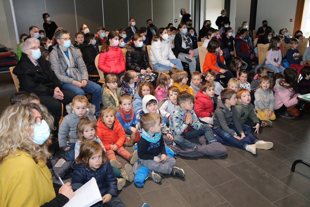 acclermont's tweet photo. Le recteur @BenmiloudKarim est à Saint-Saturnin pour remettre les prix des concours organisés lors du festival Les jours de lumière auquel ont participé 1119 élèves sur le thème Visages et paysages
🖍️concours de dessin
📸concours photo
🖼️concours de la critique d’art
#100EAC https://t.co/JnXXUyVZn3