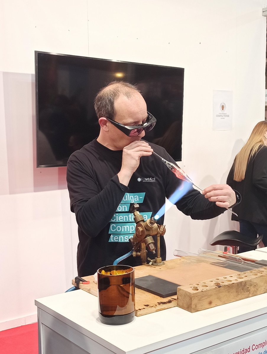 Emilio Elvira haciendo demostraciones de soplado de vidrio en #MadridEsCiencia