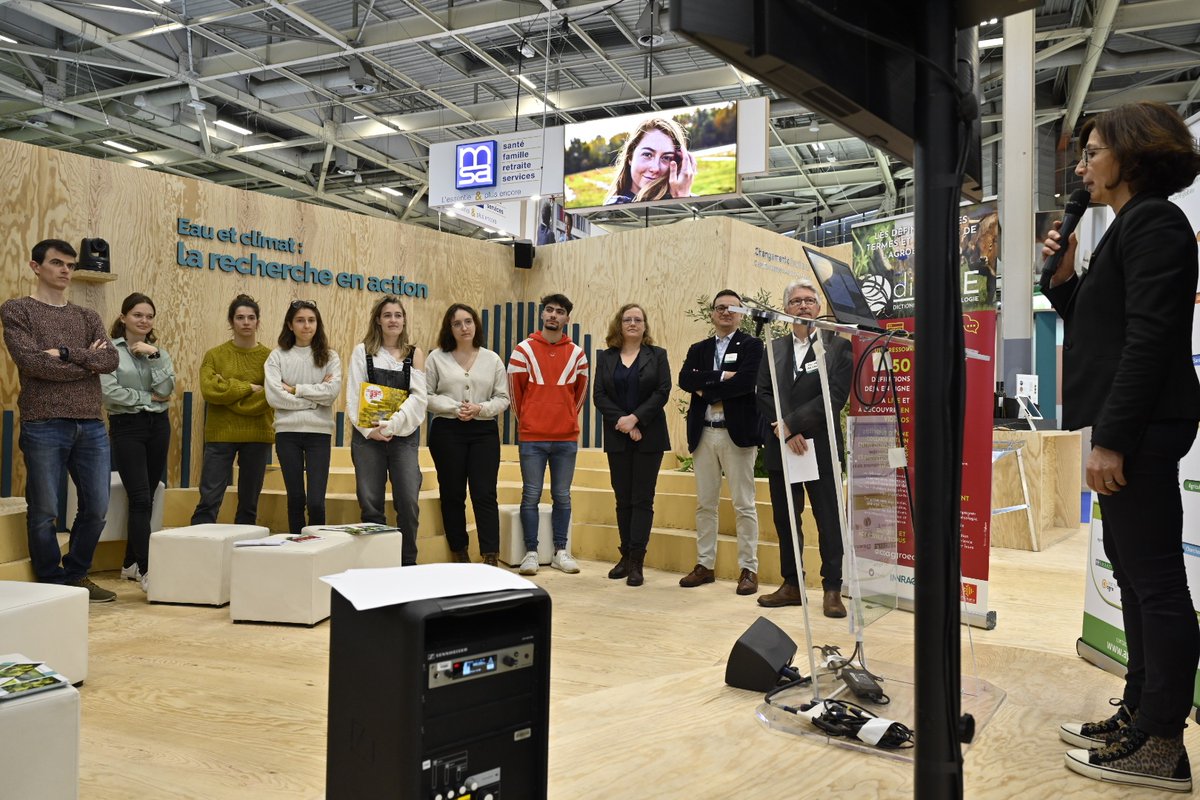 INRAE_France's tweet photo. 🐮🍎💧 #INRAESIA2022 
Sur notre stand 🚩Hall 4 B91, auj à 9h30 : 
Remise des prix aux lauréats du concours du Dico d’ #agroécologie : un dictionnaire qui inclut des définitions proposées par des étudiants en agronomie 
➡️https://t.co/exQy17xxJx https://t.co/2yaBvyhBOw