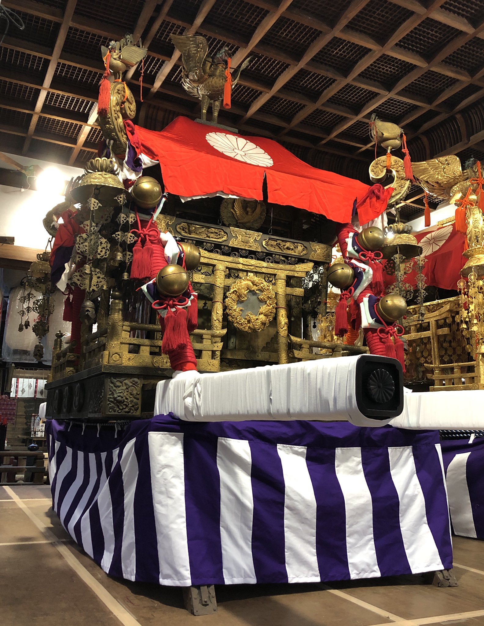 下御霊神社 この度修復される神輿庫は 約300年前に東山天皇 霊元上皇からこちらの大宮神輿を御寄付頂いた時に建てられたものです 全国でも最大級の貴重な御神輿を守り続けた蔵です 公益財団法人 京都地域創造基金 T Co Ak1wrso569 下御霊神社
