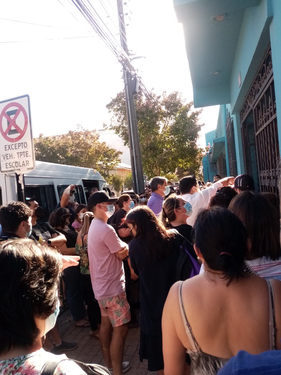Chinyrc2020's tweet photo. enseñarle a los niños distanciamiento social auto cuidado en pandemia para que sus  padres hagan lo contrarioRecordemos que siguen el ejemplo de sus padres*Ire Rancagua debiese tener horario diferido para q no se produzca esto, ya q los adultos no entendieron nada de la pandemia https://t.co/t8sgBGEq4J