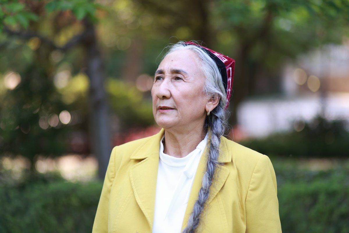 Bir hatıra, halam Çin’deki en zengin iş adamlarından biriydi. İnsanlar evimizin kapsında sıraya girerdi. Devlet başkanı ailesi gibi saygı görürdük.

Halam hapse girince ailecek terörist muamelesi gördük. Kapımızda sıraya girenler uzaktan görünce bizden kaçar oldu.