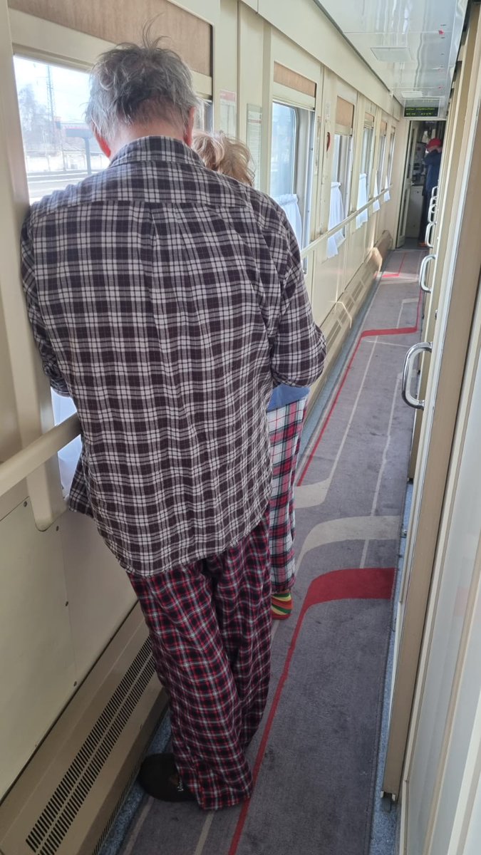 ManelAlias's tweet photo. Seguim al tren Rostov del Don - Moscou. Hem estat hores desconnectats. I fa cert respecte començar a esbrinar què ha passat... https://t.co/7dekYnzx6b
