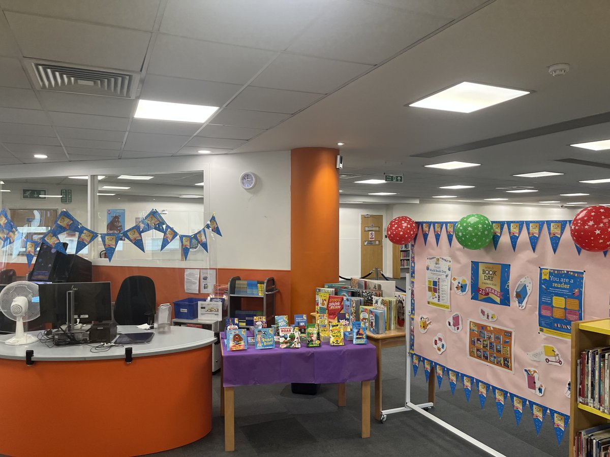 hackneylibs's tweet image. Happy 25th #WorldBookDay everyone! We&apos;ve been seeing some wonderful costumes on our way in today @WorldBookDayUK. Come in to #HackneyLibraries for your celebratory free book - #HackneyCentralLibrary is ready to welcome you!
🎉📘📗📕🎉
