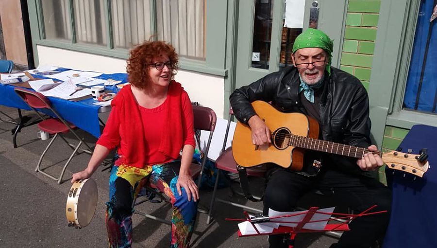 grapevinecandw's tweet photo. This weekend in #SponEnd a celebration of local history through music, opera and art outside our #WeAreGrapevine offices / formerly Moira's fish shop 🐟 Huge thanks to Christopher Sidwell and Mary Courtney for their time and talents - we love our windows! https://t.co/ELb4DKvLOV https://t.co/8gulGPC1yR