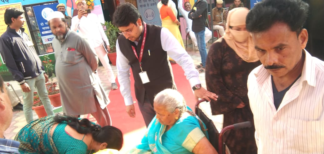 sdmsadartehsil's tweet photo. विधानसभा सामान्य निर्वाचन-2022 के छठे चरण का मतदान शांतिपूर्ण और सुचारू रूप से आगे बढ़ते हुए।मतदान केंद्र पहुंचने वाले मतदाता कोविड प्रोटोकॉल का पूर्ण पालन कर अपने मत का प्रयोग कर रहे हैं।
@Dm_Gorakhpur
#ECI
#विधानसभाचुनाव2022
#AssemblyElections2022
#GoVote
#GoVoteUP_Phase6 https://t.co/NbFGNdFf03