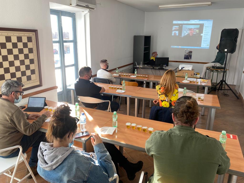 AytoLaCarolina's tweet photo. 🆕 Escuela Abierta de Cata de Aceites de Jaén
📌 Ya ha comenzado la acción formativa para conocer mejor el oro líquido. La iniciativa se enmarca en el proyecto “Mejora de la Sostenibilidad Oleícola en las Comarcas Jiennenses”. #LaCarolina #catadeaceite #aove
@prodecan https://t.co/VuXORJw7Nm