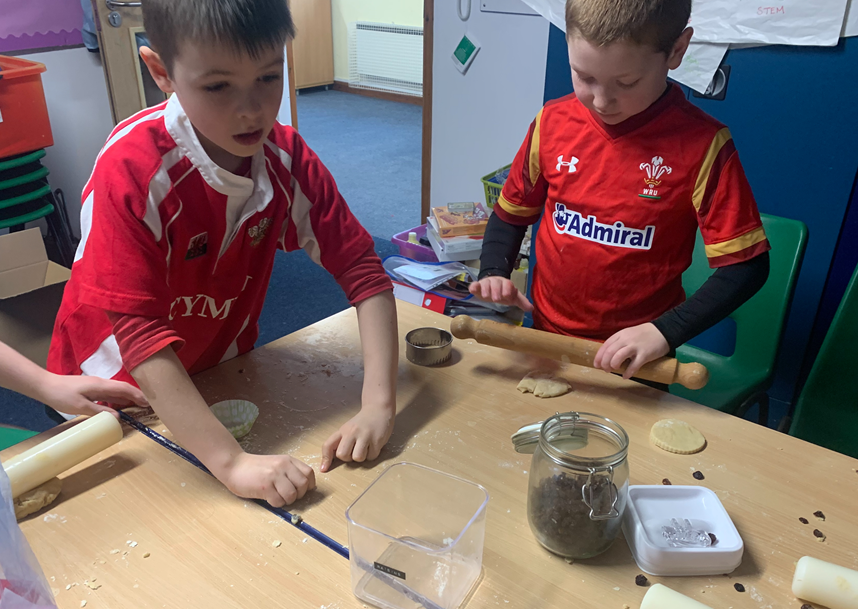 hook_morlo's tweet photo. Dosbarth Morlo enjoyed a variety of tasks to celebrate St. David's Day - craft, art, singing and baking Welsh cakes. Da iawn pawb 🏴󠁧󠁢󠁷󠁬󠁳󠁿🏴󠁧󠁢󠁷󠁬󠁳󠁿🏴󠁧󠁢󠁷󠁬󠁳󠁿 https://t.co/ByixMr7BQ3
