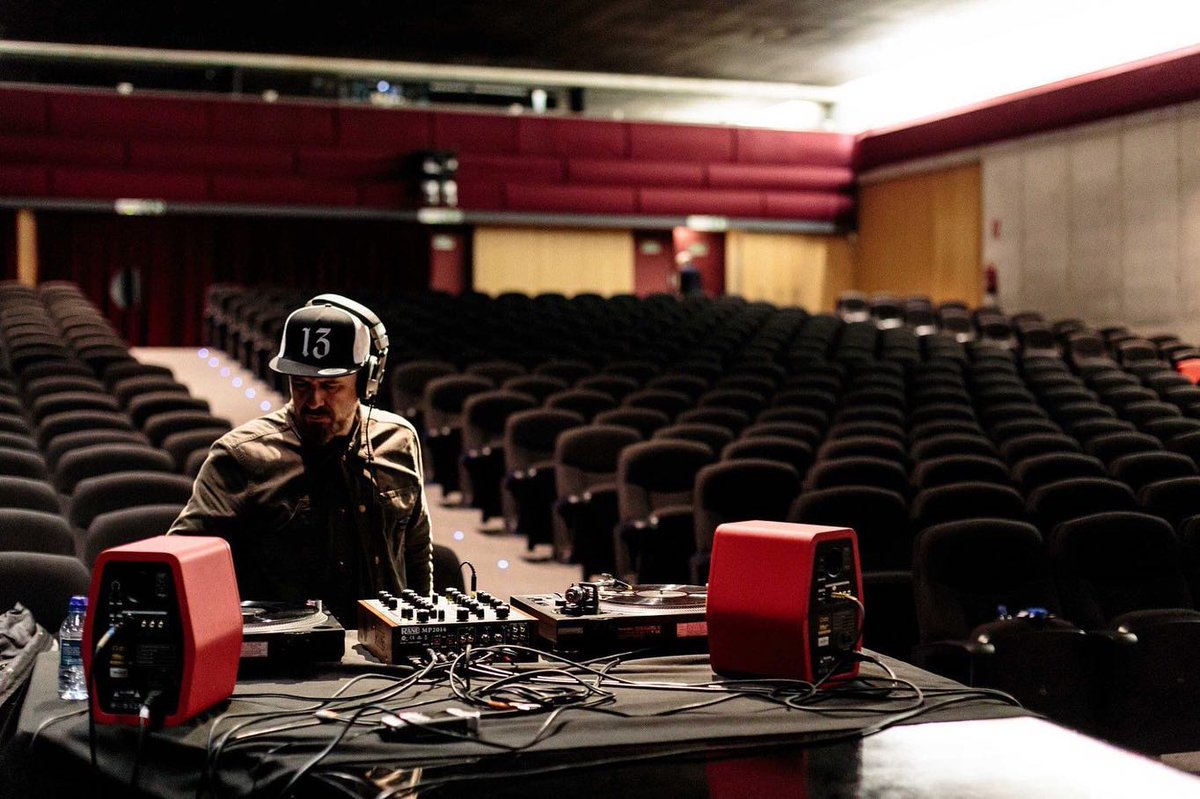 VisualPhonicBCN's tweet photo. El secreto está en el vinilo. A diferencia del piano man, el dj tiene la posibilidad de crear texturas y generar una atmósfera muy envolvente que acompañe la imagen. De eso trata #VISUALPHONIC. 
Esta noche, Nosferatu al ritmo de @DEEJAYKOSMOS: https://t.co/eiVqGnd5jR https://t.co/vkJnsLHndz