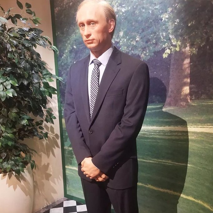 supermegadrivin's tweet photo. Au musée Grévin ils ont viré la statue de Poutine mais à mon avis ils auraient pu la laisser et dire que c'était Michel Houellebecq https://t.co/pSZtrOe8J0