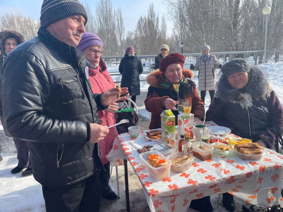 Проводить зиму, отметив Масленицу. Но не широкими гуляниями, а скорее по-семейному. Такой праздник организовали в рамках проекта «Берегиня земли Самарской» для актива городской организации инвалидов на площадке у Дворца ветеранов.