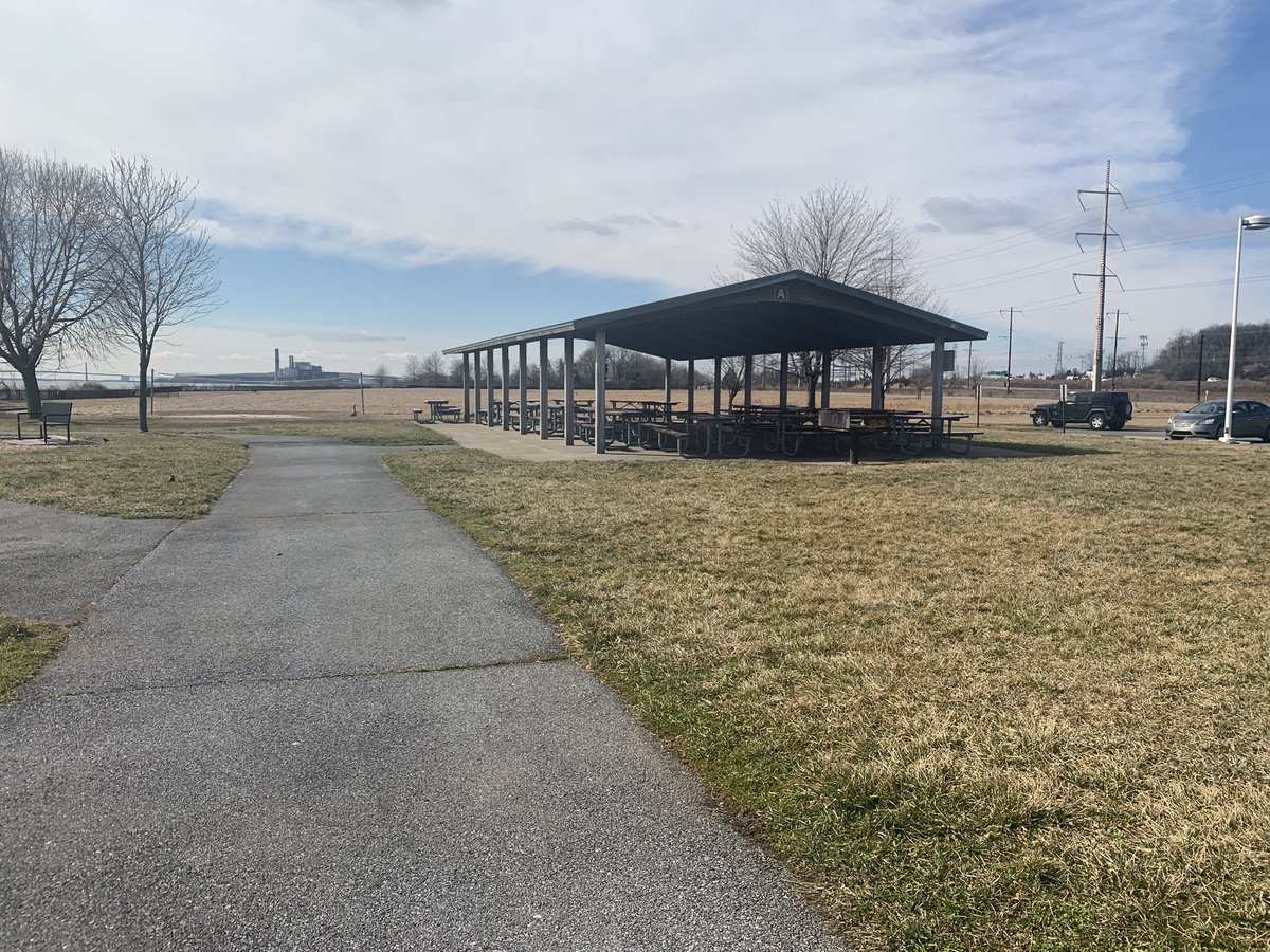 TheSJUTech's tweet photo. Crossing an item off my Bucket List: Having lunch at Fox Point State Park. Big thanks to @Wawa for providing the lunch (as well as the gift card and hoodie)! #Wawa #WawaHoagie @RootBeerThinks @BarqsOfficial #BarqsRootBeer @HerrsSnacks #HerrsSnacks https://t.co/u1NX7C5fRh