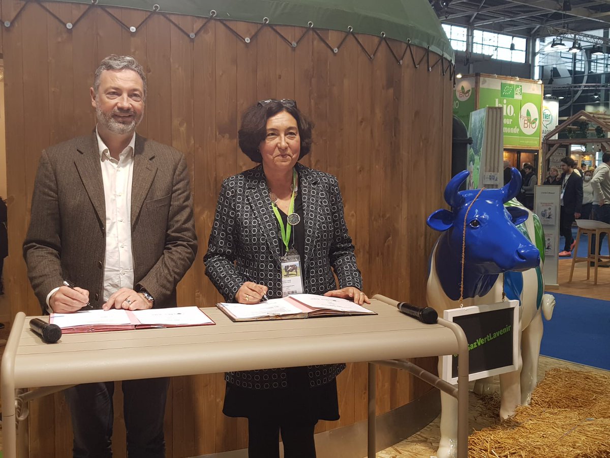 ✍️ À l’occasion du #SIA2022, <a href="/ar_leroy/">Arnaud Leroy</a>, président de l’<a href="/ademe/">ADEME</a> &amp; <a href="/lpoirierdietz/">Laurence Poirier-Dietz</a>, dir. général de <a href="/GRDF/">GRDF</a>, ont signé ce 3 mars un nouvel #accord cadre pour une durée de 3 ans.
➡️ L'une des actions phares de ce 5ème accord est  "#biométhane &amp; territoire". 
👉presse.ademe.fr/2022/03/lademe…