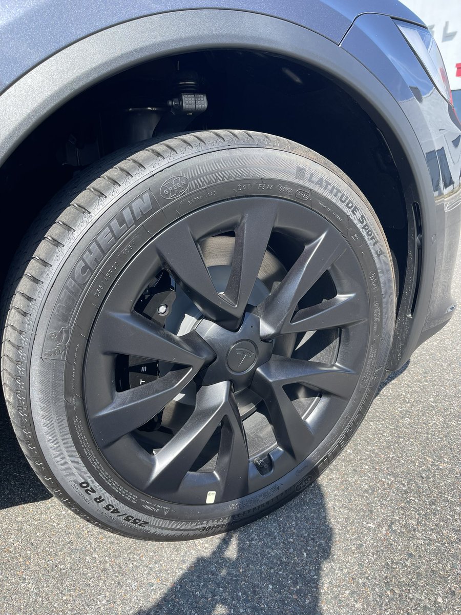 EZebroni's tweet photo. Is it normal for the Plaid X to have two different brands of tires at delivery? Front set are Michelins. Back set are Continentals. @elonmusk @tesla https://t.co/XBSkrEwPiQ