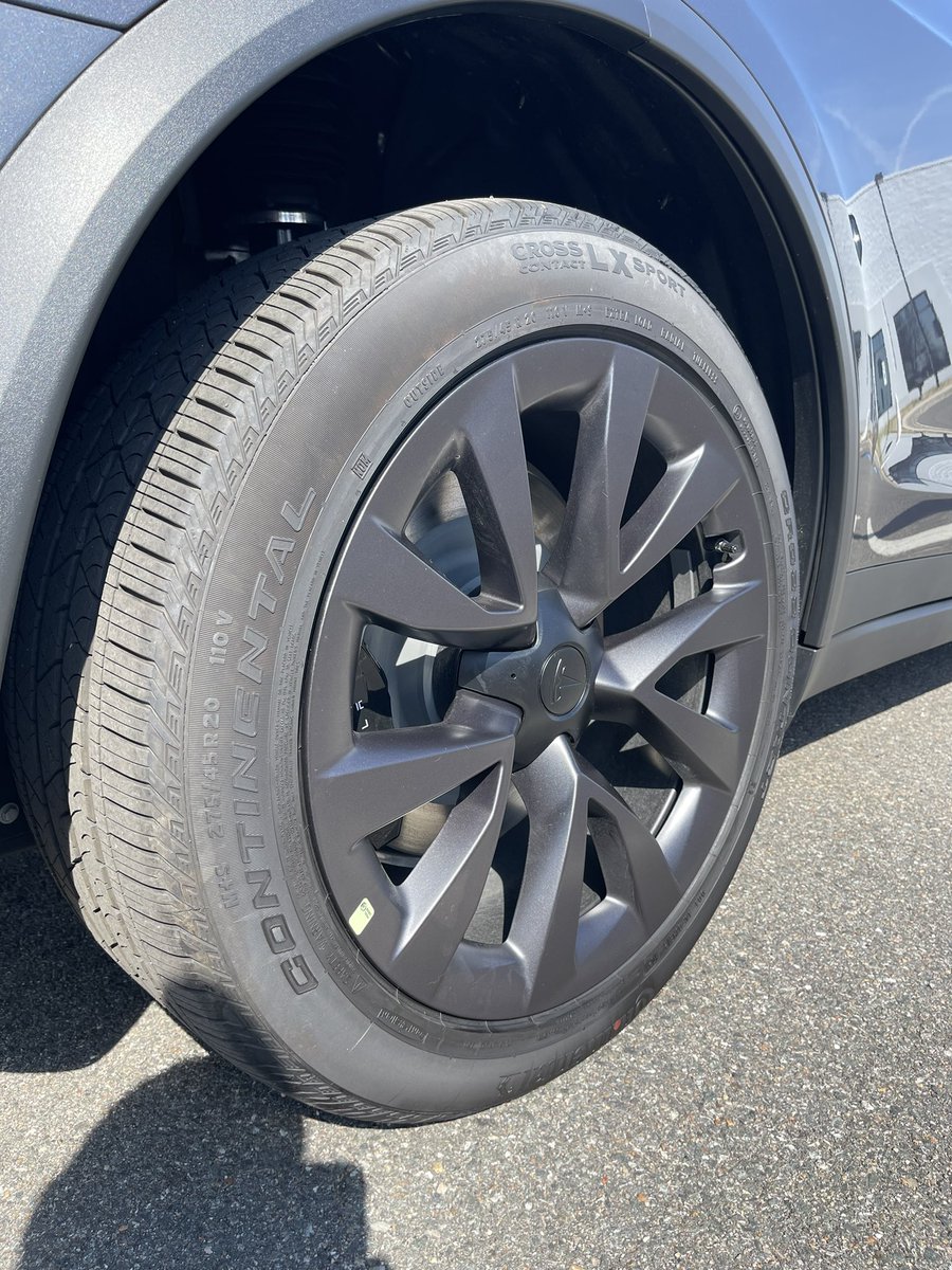 EZebroni's tweet photo. Is it normal for the Plaid X to have two different brands of tires at delivery? Front set are Michelins. Back set are Continentals. @elonmusk @tesla https://t.co/XBSkrEwPiQ