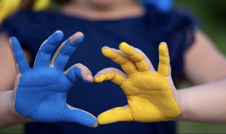 KPA Pension och Folksam skänker en miljon kronor till <a href="/RodaKorset/">Svenska Röda Korset</a>.

Röda Korset arbetar i Ukraina och vid gränserna med bland annat att dela ut rent vatten, mat och hygienartiklar, men också med att ge första hjälpen till skadade. #StandWithUkraine️