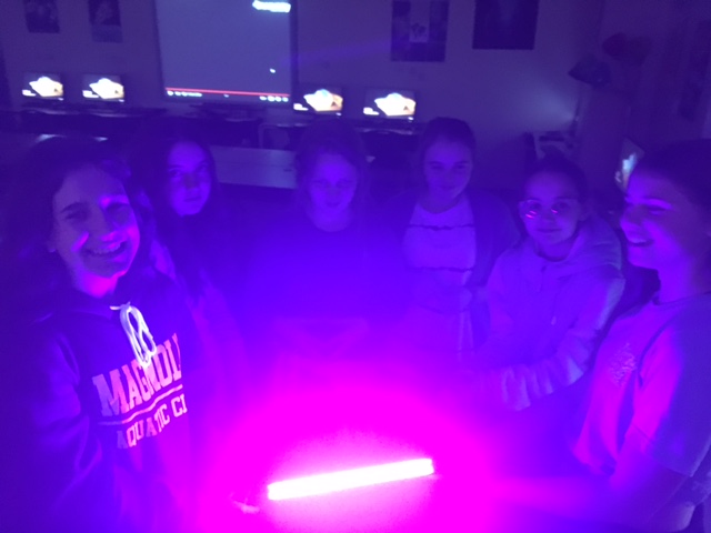 kseale_tech's tweet photo. 'Girls in STEM' @oakhillslions  met for the first time yesterday!  They learned first-hand about the transmission of germs👾and why it is soooo important to wash your hands thoroughly &amp; cover your mouth when you sneeze or cough!🗣️🤢All clean!🙌Girls in STEM rock!😃⚙️🛠️ https://t.co/TFYaVxlZgY