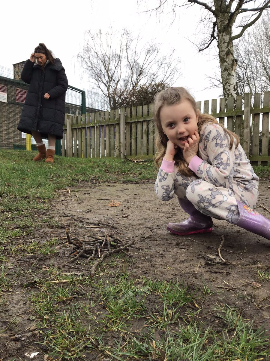 YRPinkClass's tweet photo. This afternoon we have been in Forest school making bird nest. https://t.co/lZHLfSZD2X