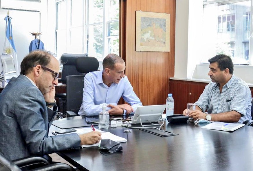 GustavoHArrieta's tweet photo. Recibimos en @VialidadNac con @RuesgaJorge a Roberto Delfino #Catrilo #LaPampa
Trabajamos en Obras importantes para su provincia y la región en la #ReconstrucciónArgentina
@alferdez @gkatopodis @ObrasPublicasAR https://t.co/RccpXys6mp