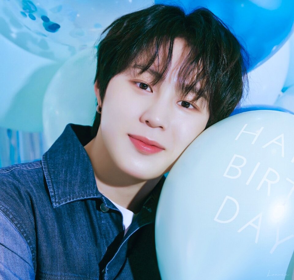 220303 생일파티 포스터
로고 삭제 원본사진 &amp; 보정본

위쪽 로고는 제 능력으로는 지울 수 없는 부분.. (༎ຶ⌑༎ຶ)
#하성운 #성운 #HASUNGWOON #SUNGWOON