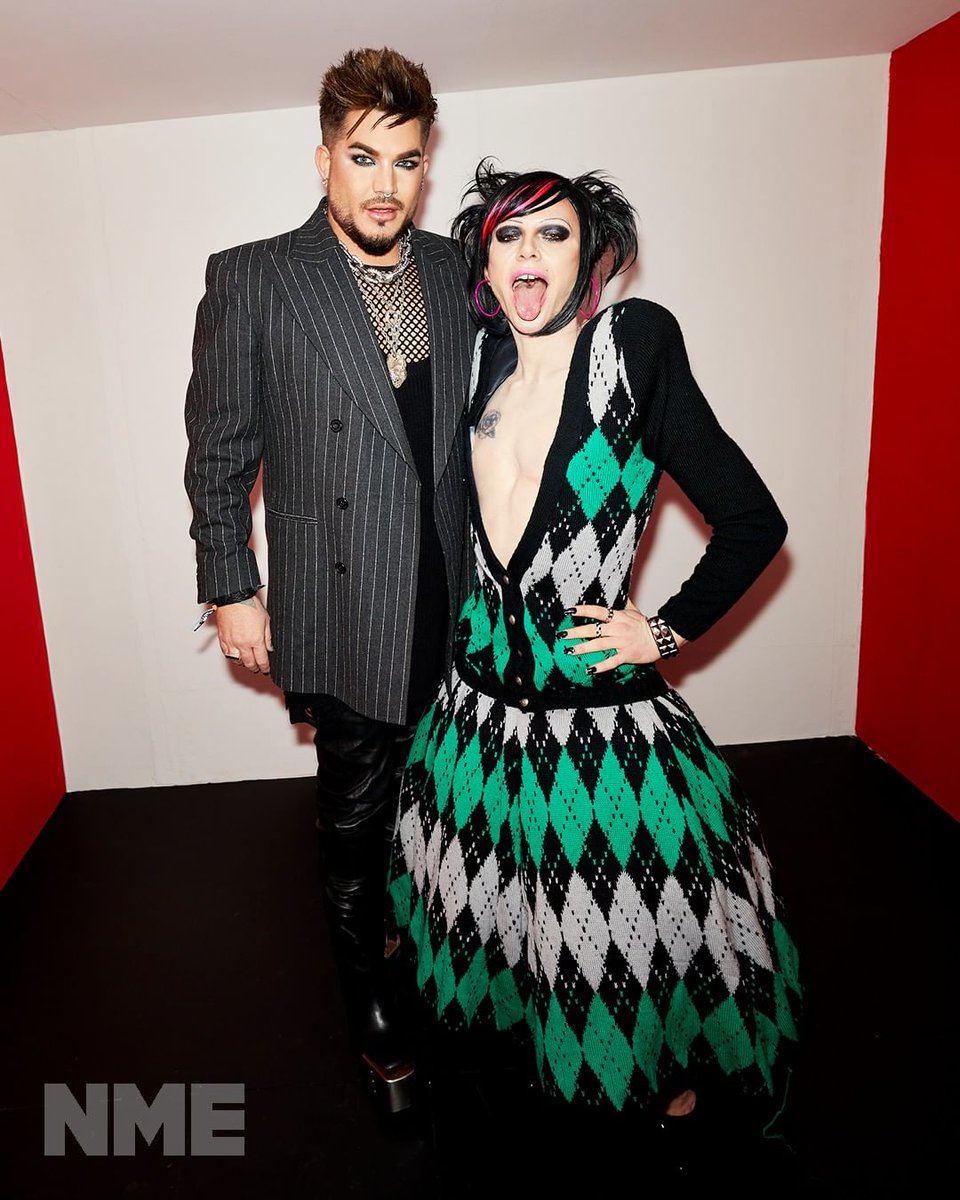 📷|@AdamLambert and @BiminiBabes posing backstage for @NME! #BandLabNMEAwards2022