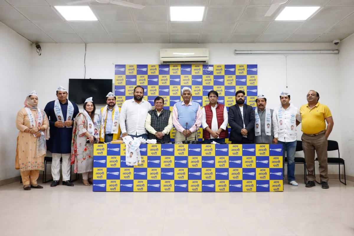 ipathak25's tweet image. दिल्ली सरकार की नीतियों से प्रभावित हो कर कांग्रेस नेता विनोद शर्मा, कांग्रेस निगम पार्षद ओम प्रकाश चौधरी, समाजसेवी राजेश गुलाह और मनीष शर्मा जी आम आदमी पार्टी में शामिल हुए। 

राष्ट्रीय सचिव श्री @pankajgupta जी ने सभी को पार्टी की सदस्यता दिलवाई।