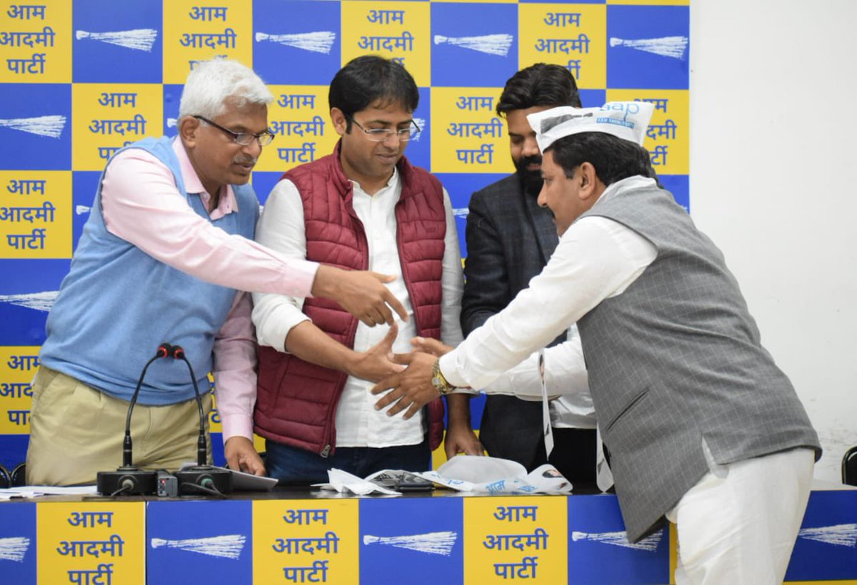 ipathak25's tweet image. दिल्ली सरकार की नीतियों से प्रभावित हो कर कांग्रेस नेता विनोद शर्मा, कांग्रेस निगम पार्षद ओम प्रकाश चौधरी, समाजसेवी राजेश गुलाह और मनीष शर्मा जी आम आदमी पार्टी में शामिल हुए। 

राष्ट्रीय सचिव श्री @pankajgupta जी ने सभी को पार्टी की सदस्यता दिलवाई।