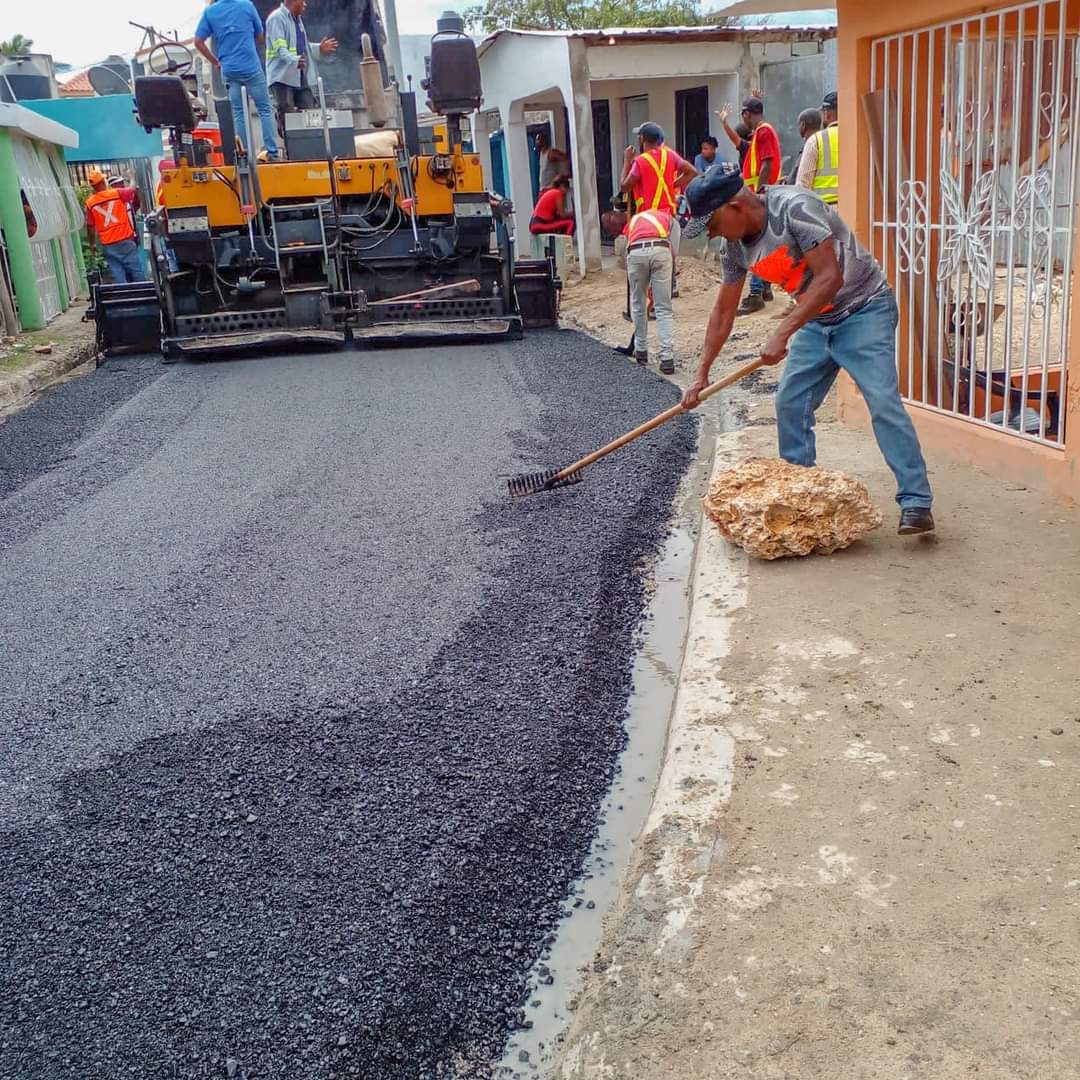 Esta noche <a href="/DeligneAB/">Deligne Ascención</a> estará recorriendo los sectores Cristo Rey, Villas Agrícolas, Ens. Luperón y Villa Juana, supervisando el trabajo de asfaltado que estamos realizando en estos barrios del Gran Santo Domingo. #MOPC #CercanoALaGente